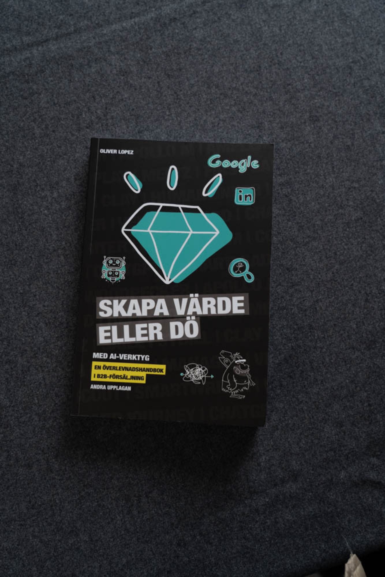 The book Skapa värde eller dö photographed on a dark background